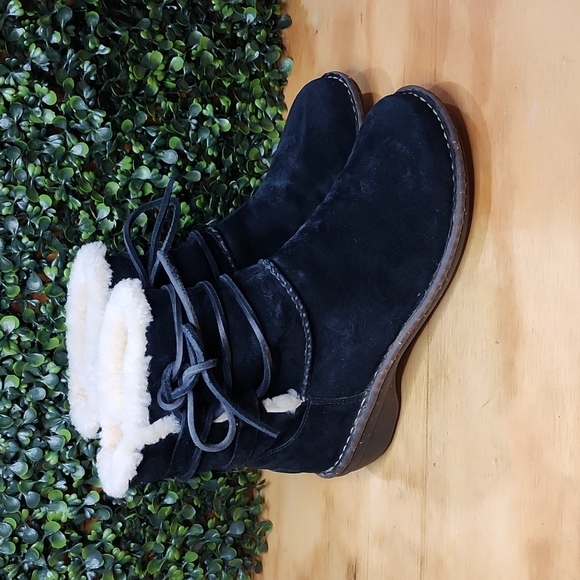 UGG Shoes - UGG Australia Caspia Sheepskin Ankle Boots | Size: 8 (Womens) | Black